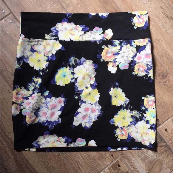 Decree Dresses & Skirts - 🆕 Decree Floral Bandage Skirt